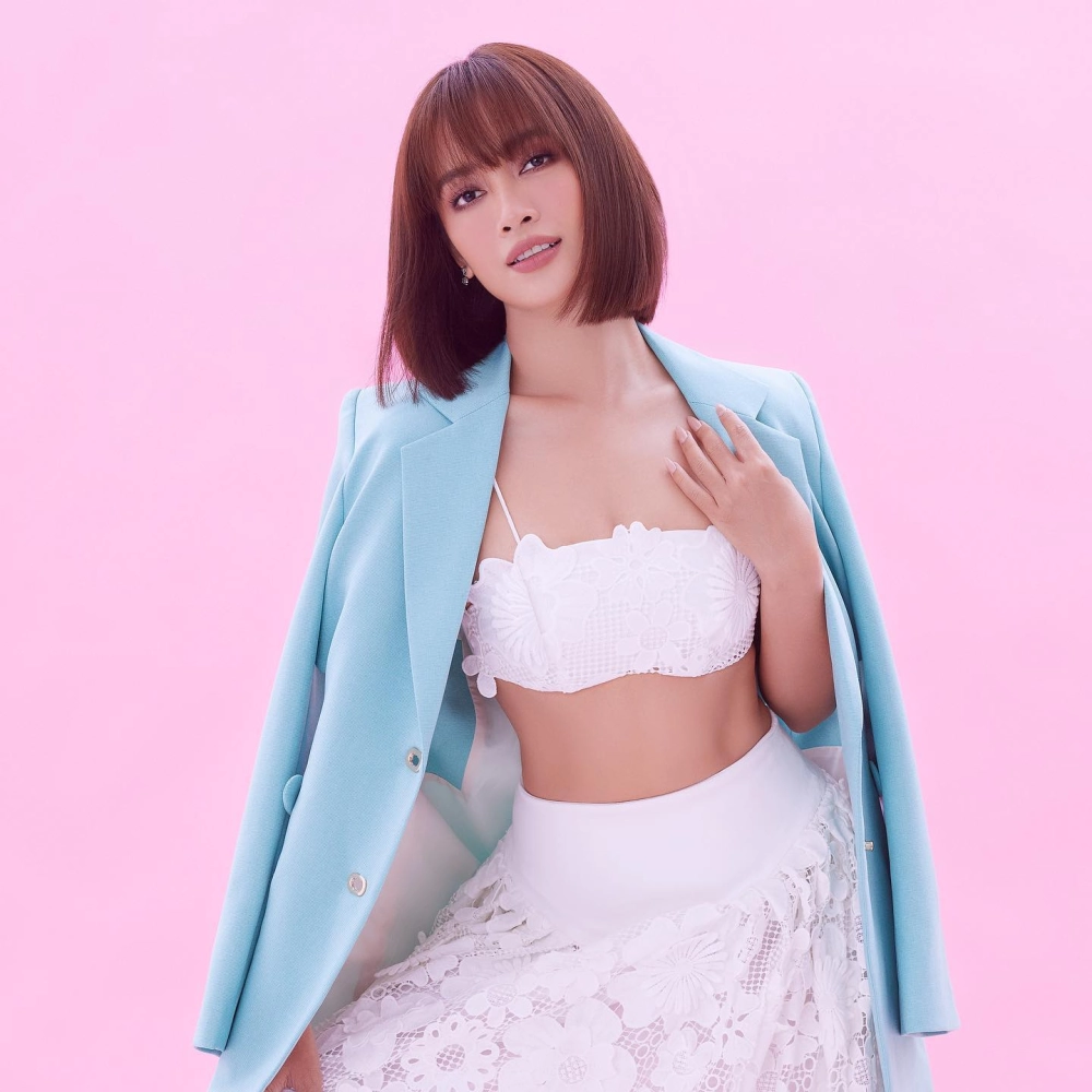 Hello Vietnam Ái Phương bản cover đầy cảm xúc và tự hào