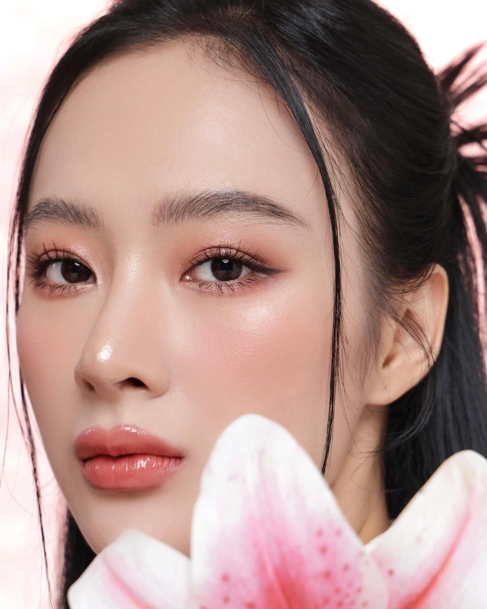 Angela Phương Trinh instagram nơi cô chia sẻ hình ảnh tập luyện và cuộc sống