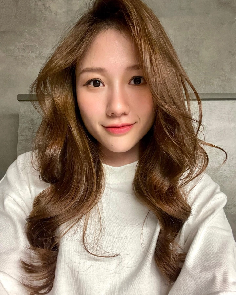 Ảnh gái cute tóc dài dịu dàng và xinh xắn tự nhiên