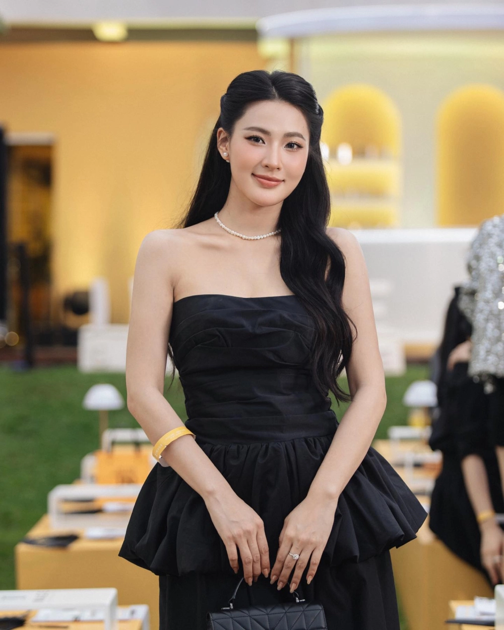 Vẻ đẹp của cô gái xinh đẹp dịu dàng trong tà áo dài thướt tha