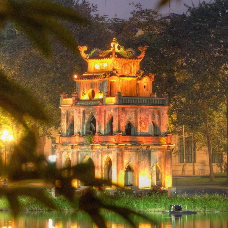 Sắc xanh hòa với ánh sáng tạo nên cảnh hồ gươm đẹp