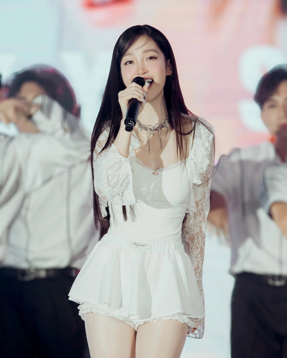 Ảnh avatar gái đẹp dịu dàng và rạng rỡ mọi lúc