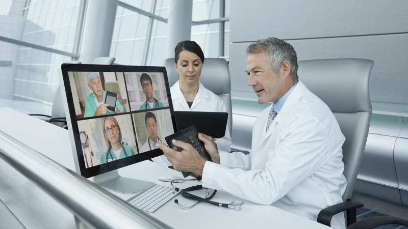  Bác sĩ sử dụng trợ lý ảo thông minh để ghi chép hồ sơ bệnh án