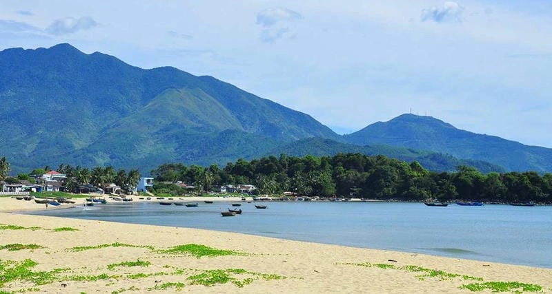 Khám phá trải nghiệm thú vị tại bãi biển Xuân Thiều