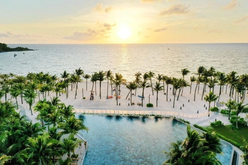 Tận hưởng biển đẹp Bãi Khem