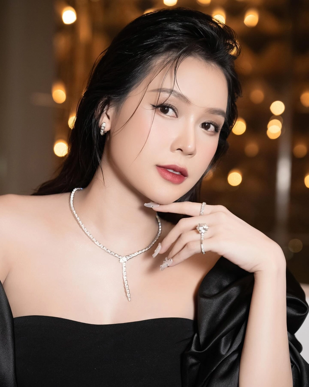 Bé gái dễ thương và nụ cười thiên thần rạng rỡ