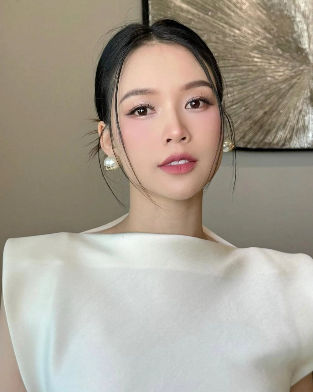 Bé gái đáng yêu với đôi má phúng phính, ngộ nghĩnh