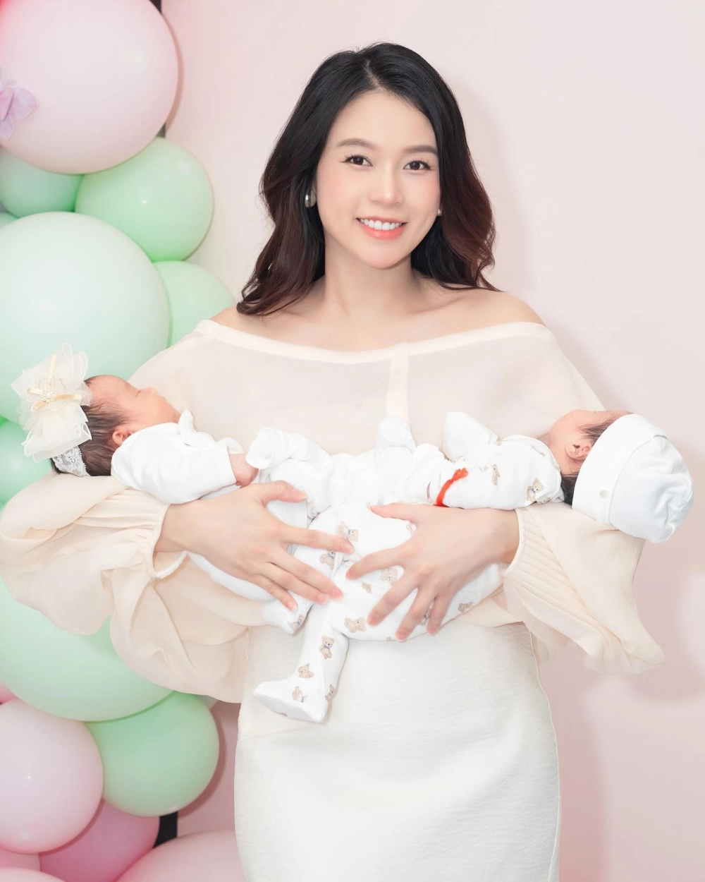 Em bé gái xinh như một nàng công chúa nhỏ