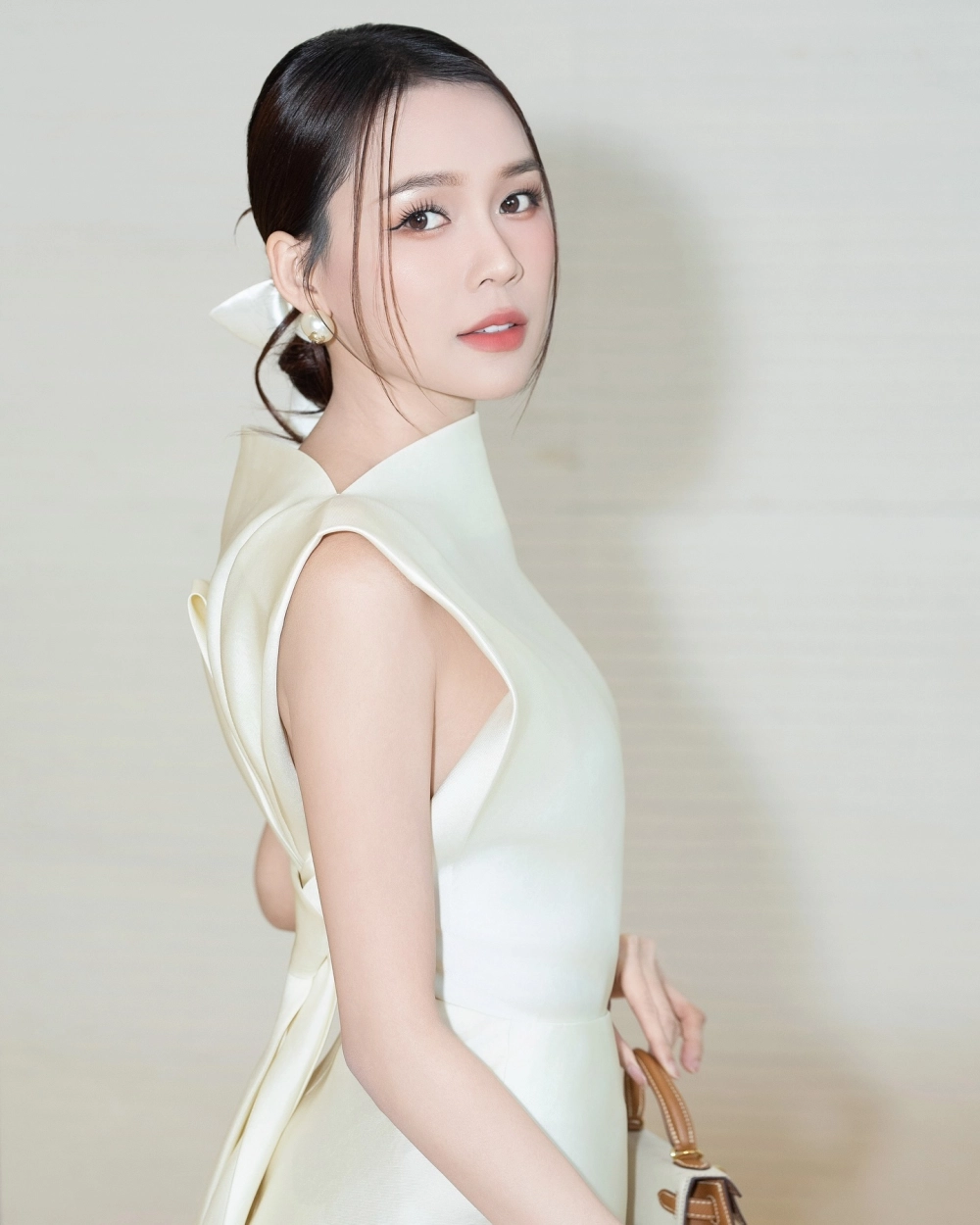 Em bé gái dễ thương và những khoảnh khắc vui đùa