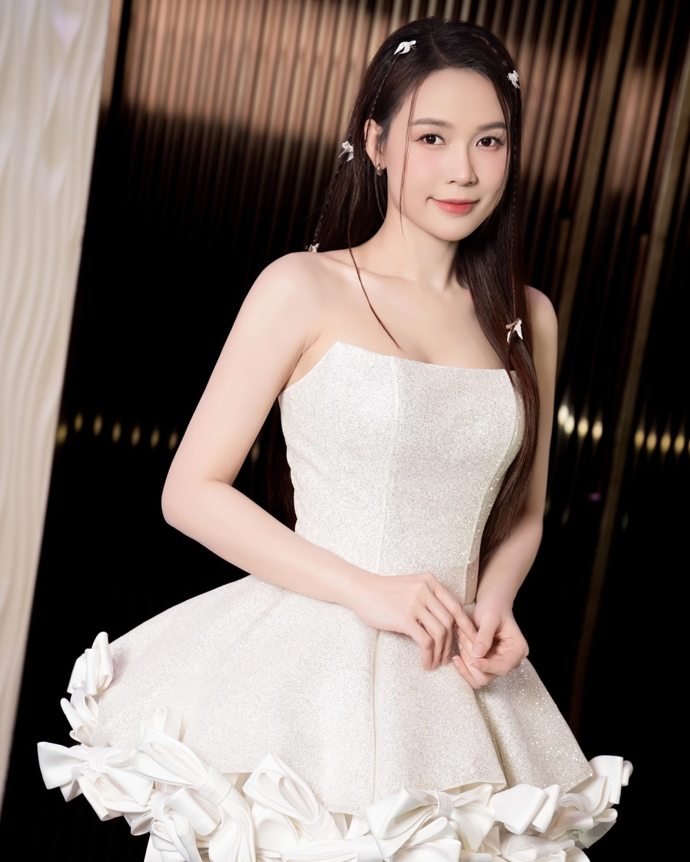 Ảnh bé gái xinh với đôi mắt to tròn, long lanh