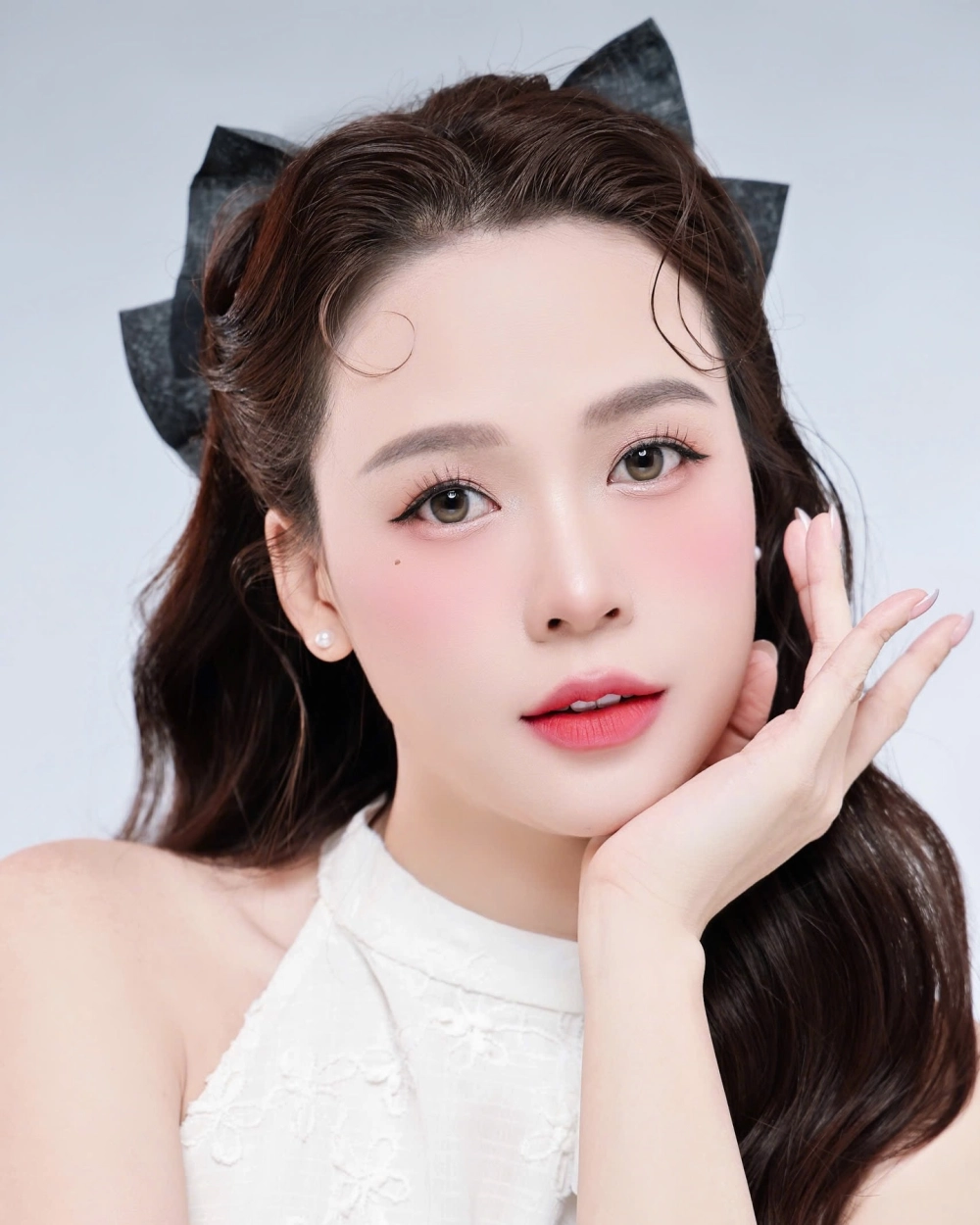 Hình ảnh bé gái dễ thương trong bộ váy công chúa