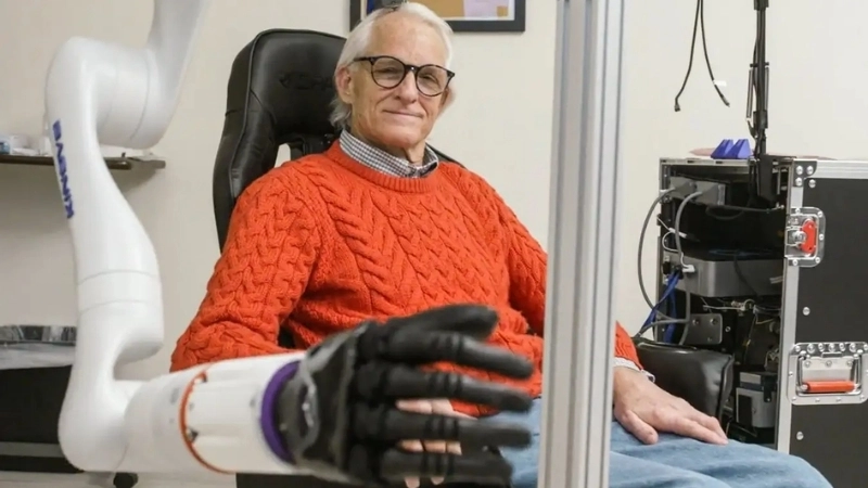  Bệnh nhân sử dụng giao diện não-máy tính để điều khiển cánh tay robot