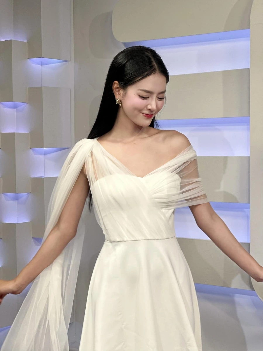 Bùi Khánh Linh cao bao nhiêu và đôi chân dài miên man, quyến rũ