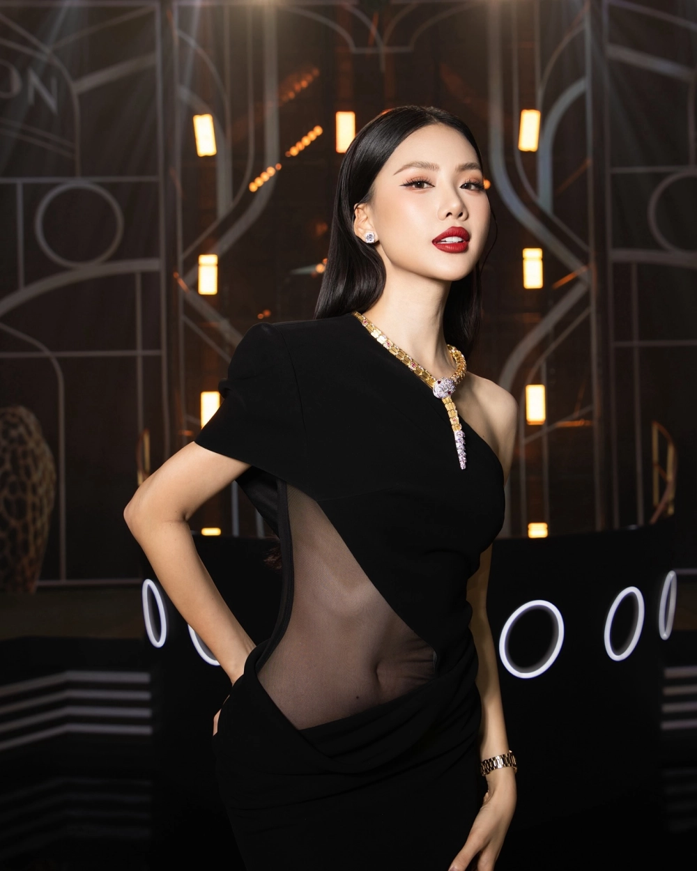 Bùi Quỳnh Hoa hoa hậu hoàn vũ và hành trình đầy sóng gió