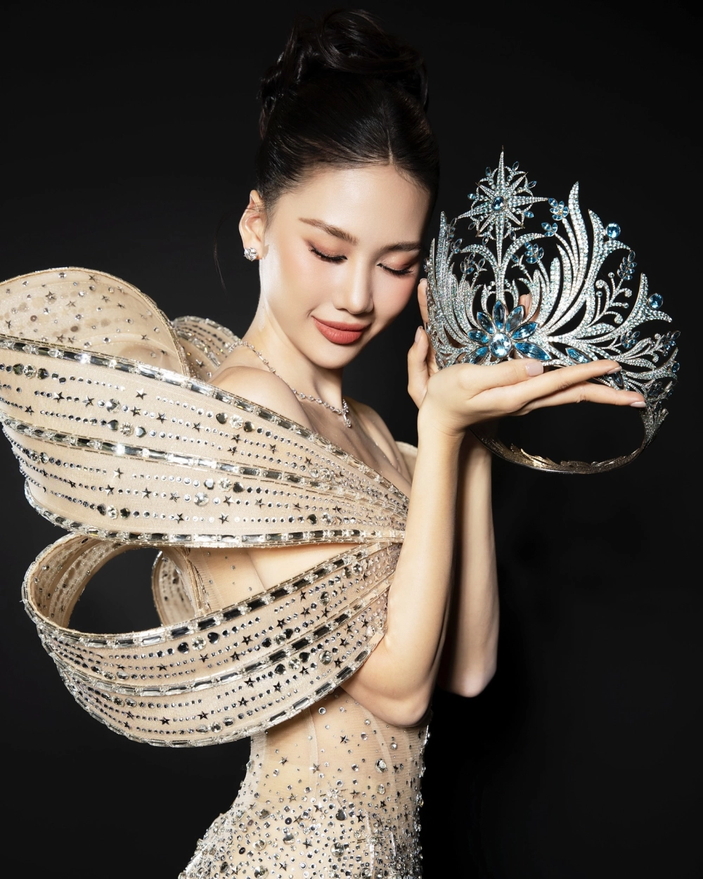 Bùi Quỳnh Hoa hút bóng nhìn lại scandal clip hút bóng cười gây bão