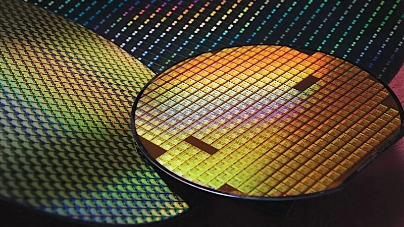 Cận cảnh một tấm wafer từ vật liệu bán dẫn silicon