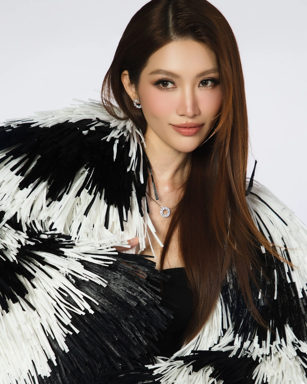 Chế Nguyễn Quỳnh Châu nói tiếng Anh và màn ứng xử song ngữ ấn tượng