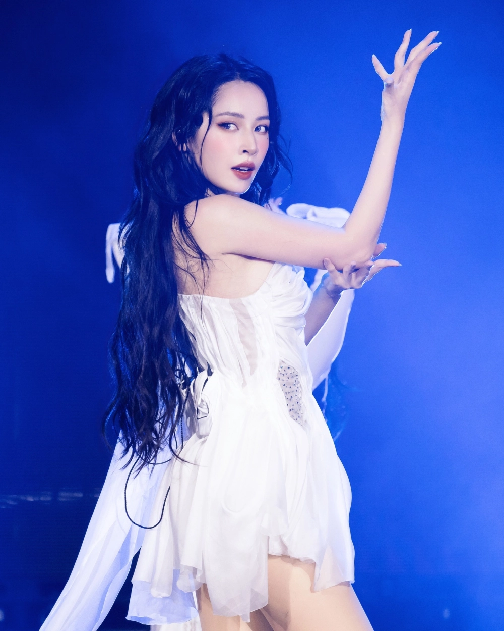 Lời bài hát Chi Pu Đóa hoa hồng và thông điệp nữ quyền mạnh mẽ