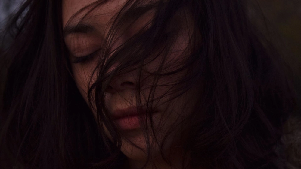 2 hình ảnh buồn dịu dàng và đầy xúc cảm