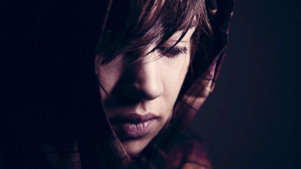 Hình ảnh buồn của cô gái lặng lẽ và trầm tư