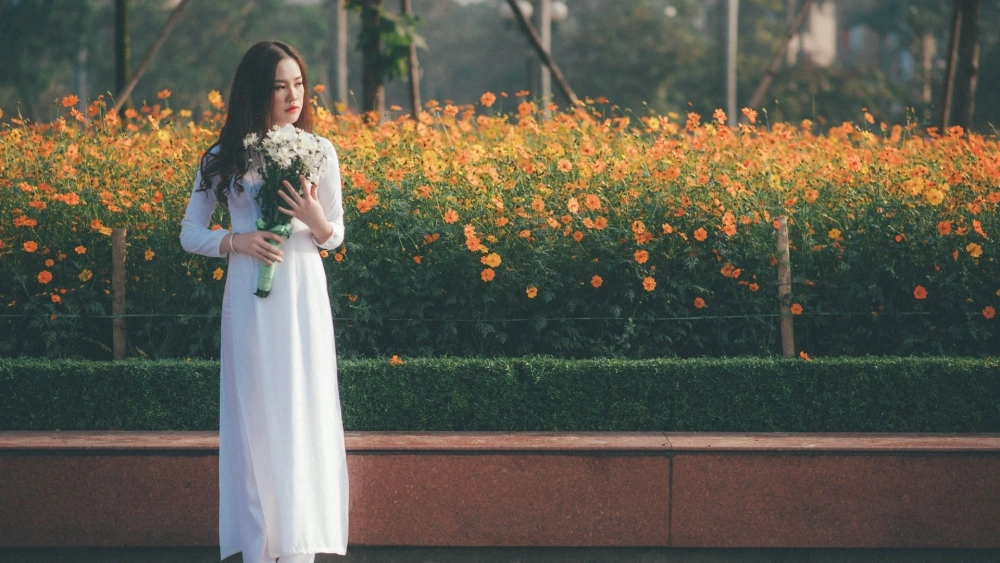 Gái buồn khóc xúc động và tràn đầy cảm xúc