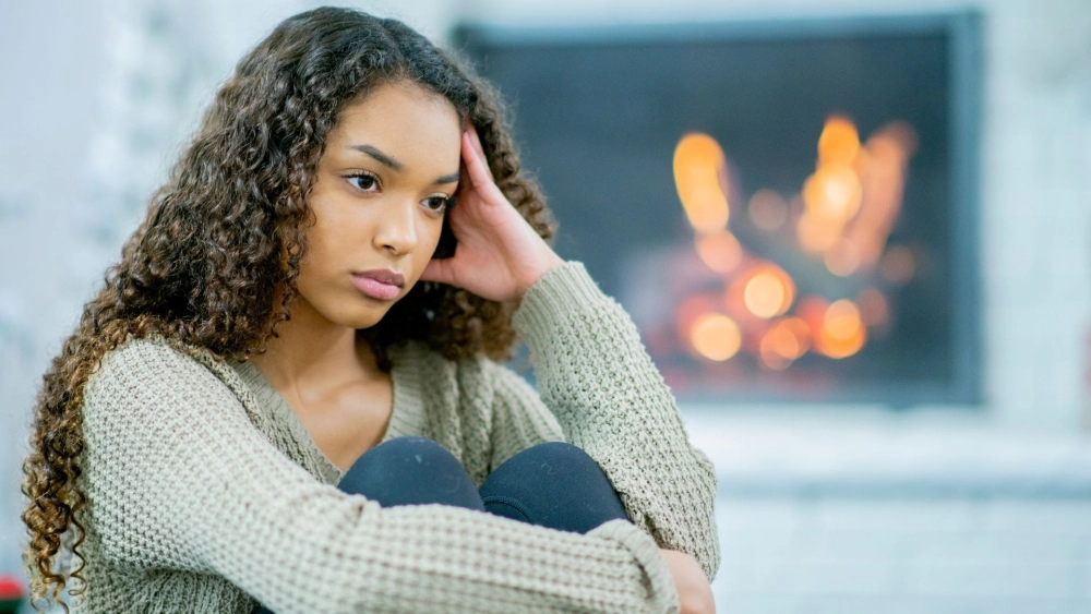 Cô gái cô đơn buồn lặng lẽ và trầm tư mọi lúc