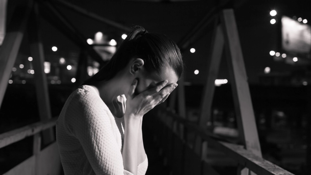 Hình ảnh cô gái cô đơn một mình cô đơn và nhẹ nhàng