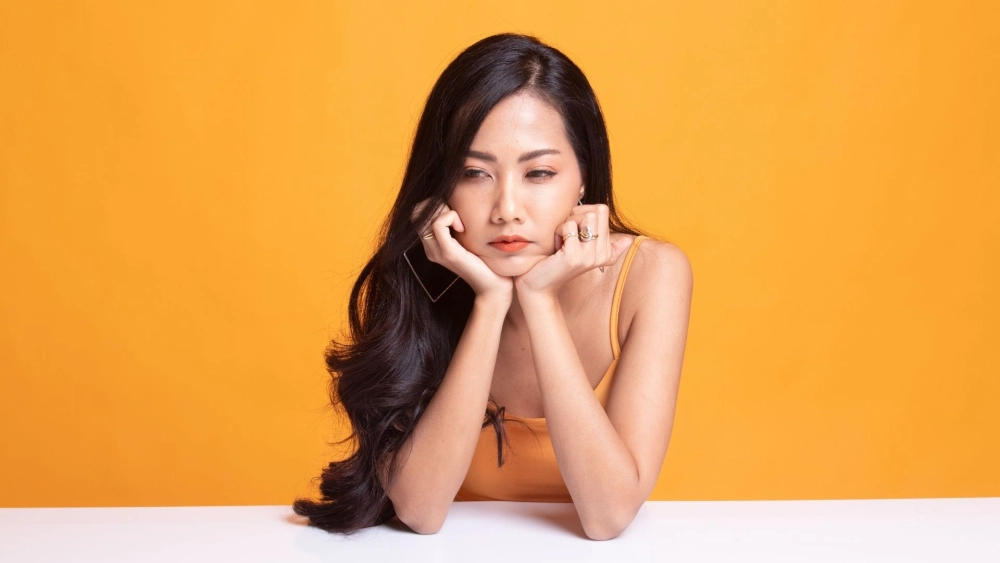 Hình ảnh cô gái buồn nhẹ nhàng và trầm tư