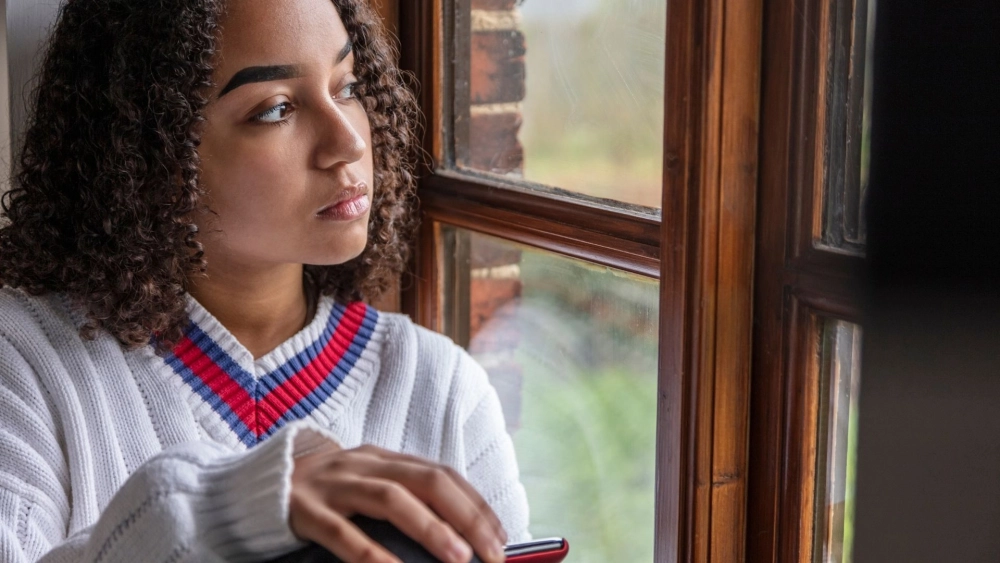 Hình ảnh cô gái một mình buồn cô đơn và dịu dàng