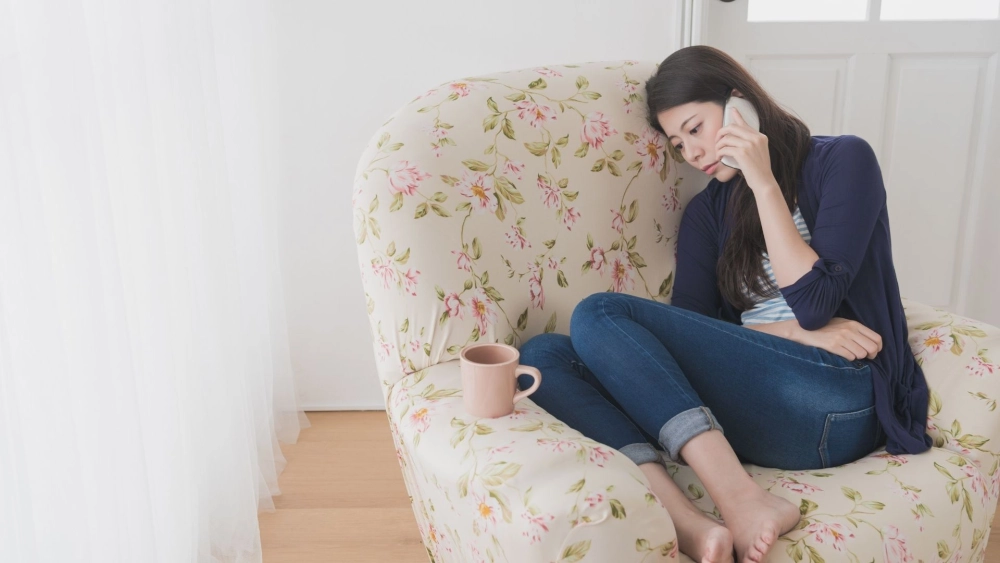 Hình ảnh tâm trạng buồn con gái dịu dàng và cô đơn