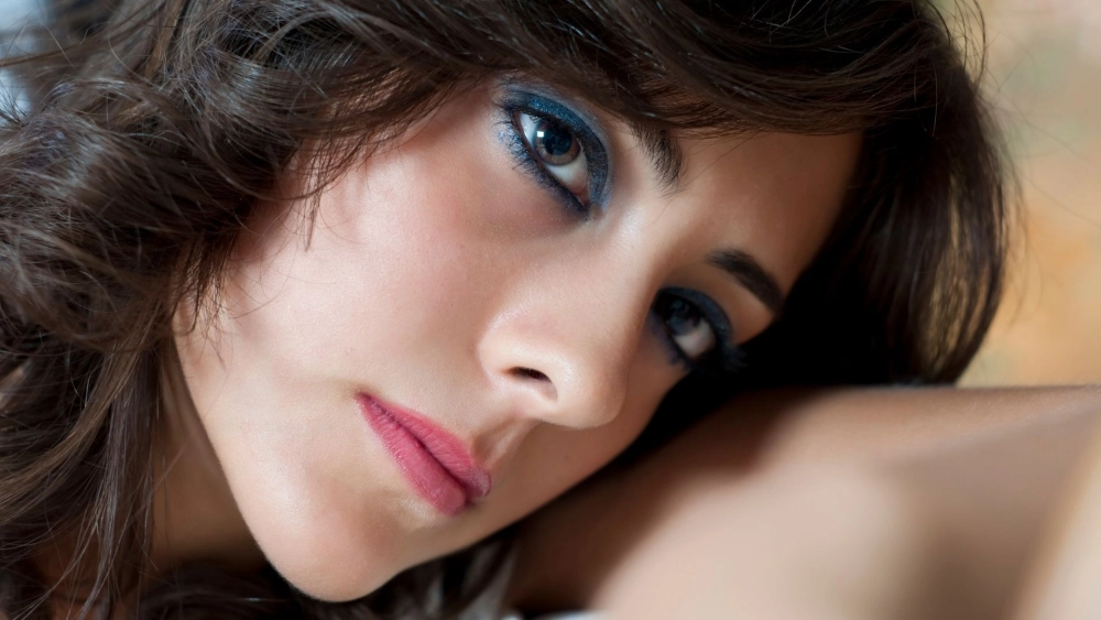 Ảnh tâm trạng buồn con gái trầm tư và đầy cảm xúc