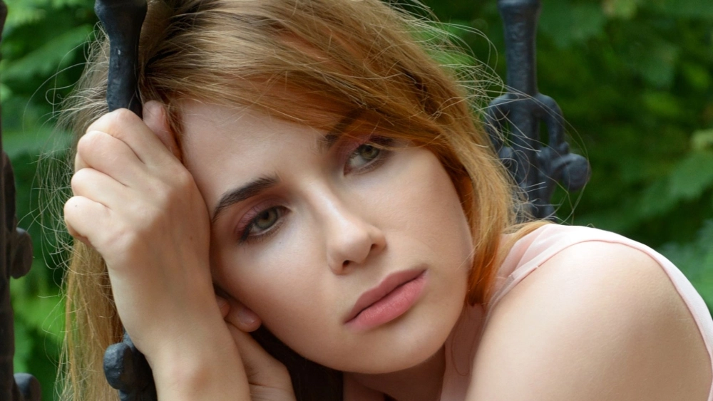 Ảnh cô gái buồn khóc dịu dàng và tràn đầy cảm xúc