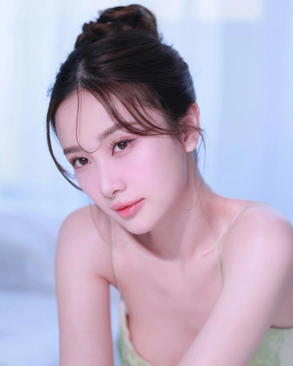 Con gái xinh đẹp Việt Nam trong tà áo dài thướt tha