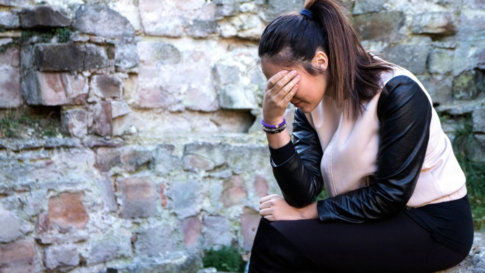 Cô gái khóc buồn lặng lẽ và đầy cảm xúc