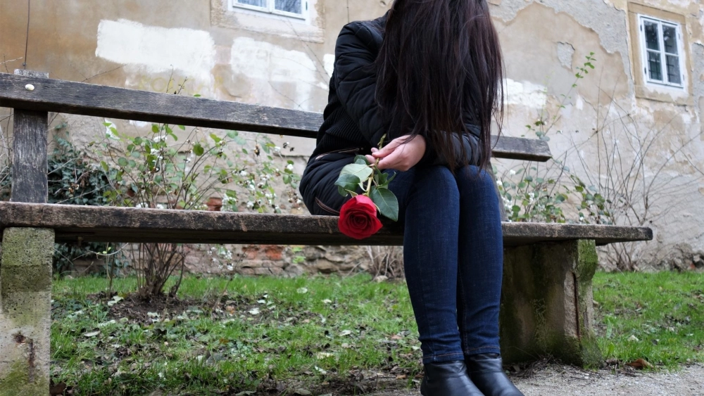 Bạn gái khóc buồn bã và trầm tư