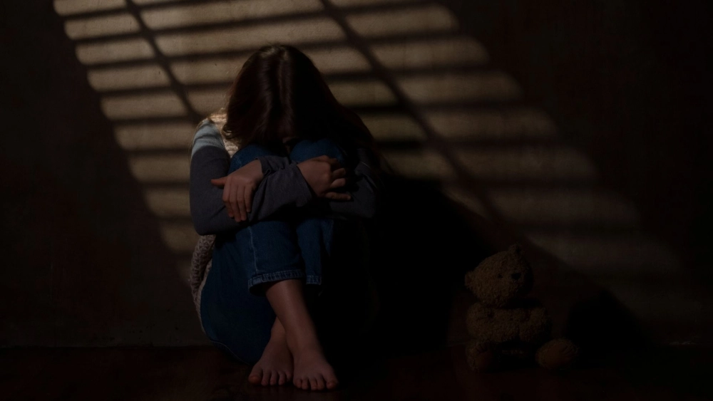 Hình tâm trạng buồn con gái dịu dàng và trầm tư