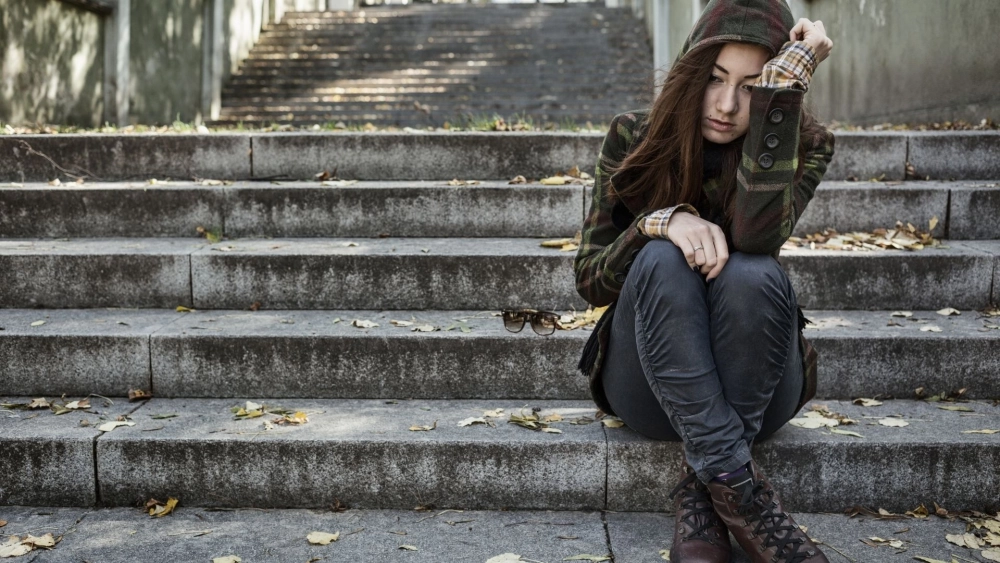 Hình ảnh cô gái tâm trạng buồn cô đơn và trầm tư