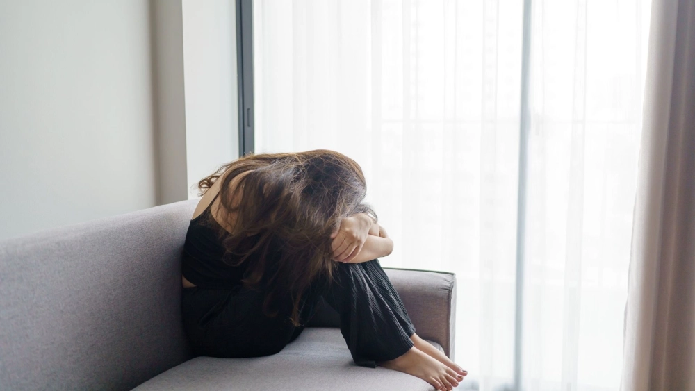 Cô gái khóc buồn bã và đầy xúc động