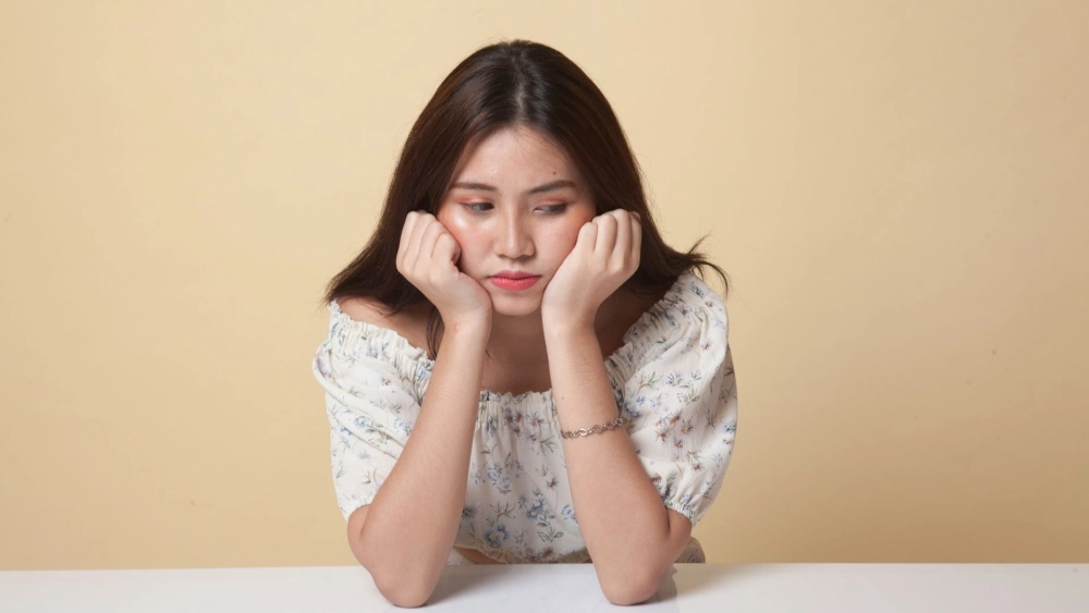 Hình con gái buồn nhìn về nơi xa xăm, vô định