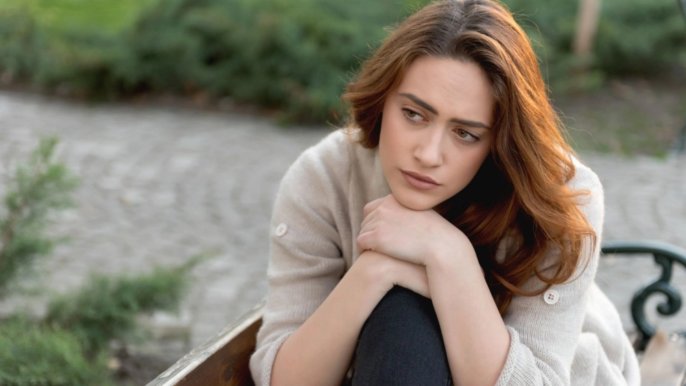 Con gái buồn khóc và bờ vai run lên vì yếu đuối