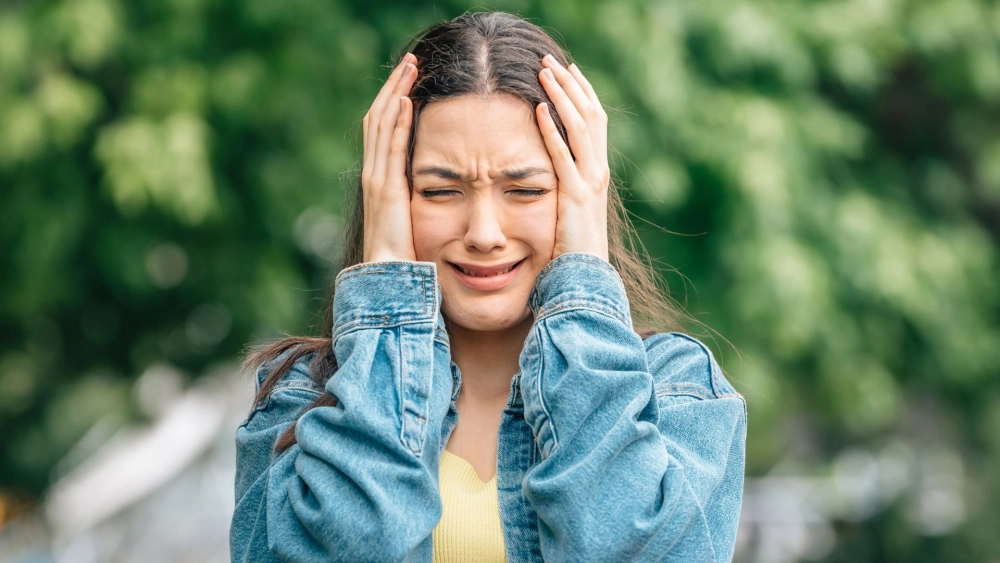 Ảnh cô gái buồn tâm trạng và góc nghiêng đầy cô đơn