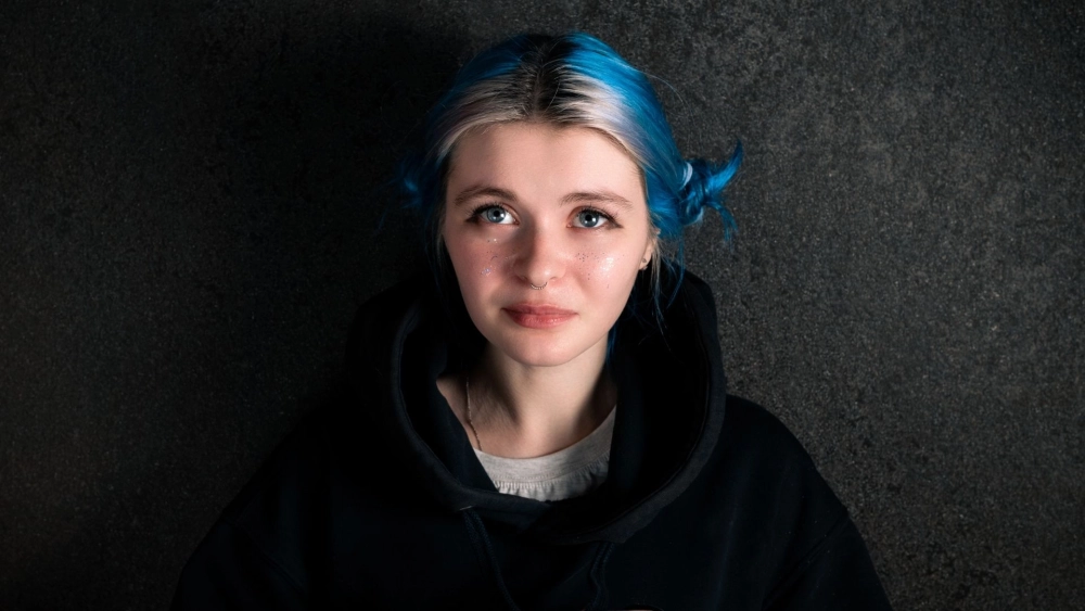 Gái xinh buồn khóc và giọt lệ vương trên mi