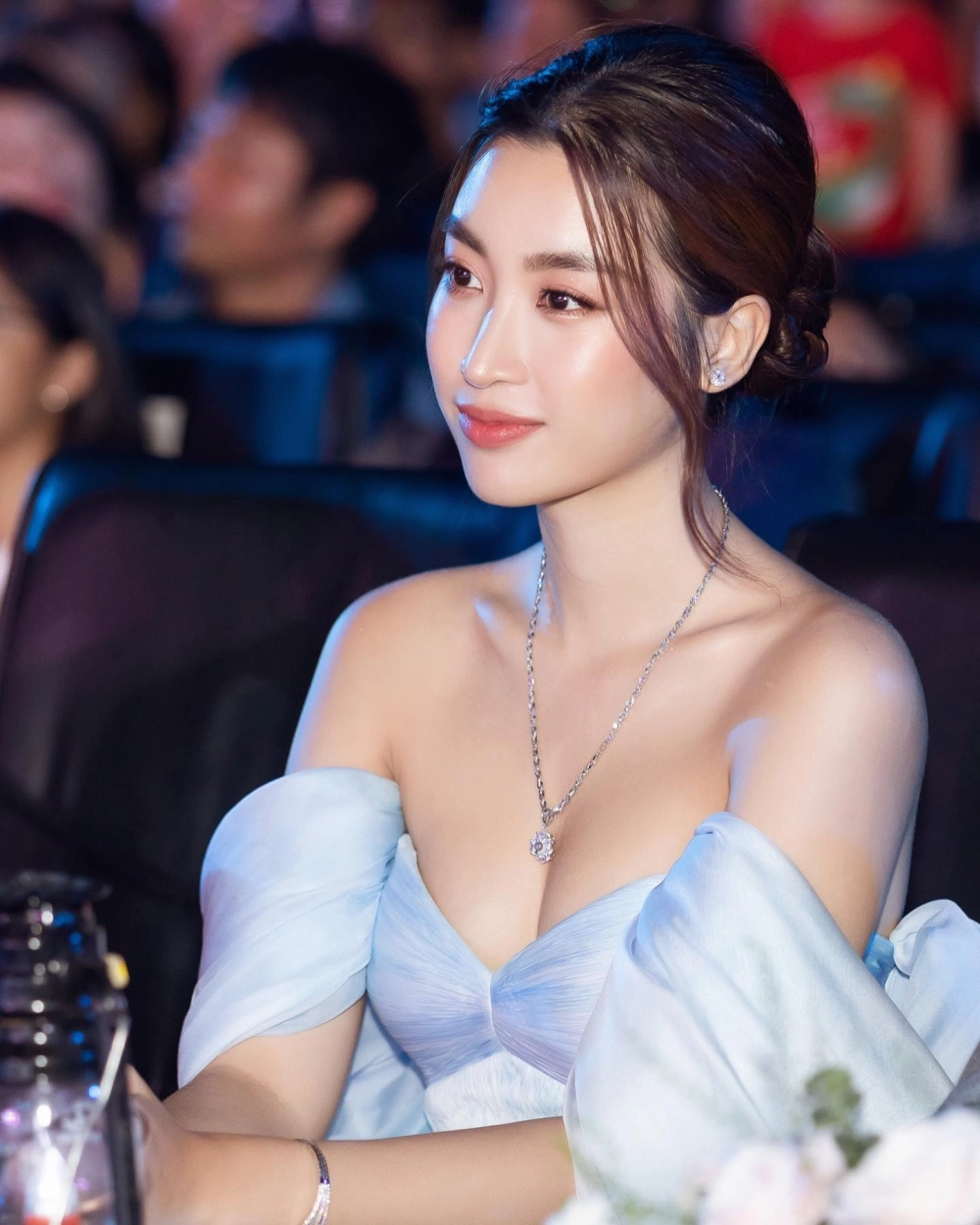 Con gái xinh đẹp thu hút mọi ánh nhìn với thần thái sang chảnh