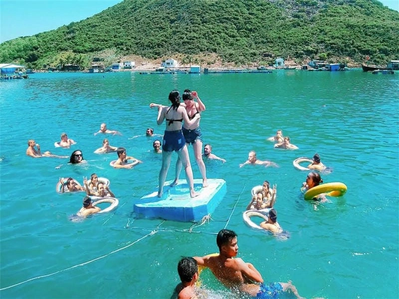 Cùng check in Đảo Robinson