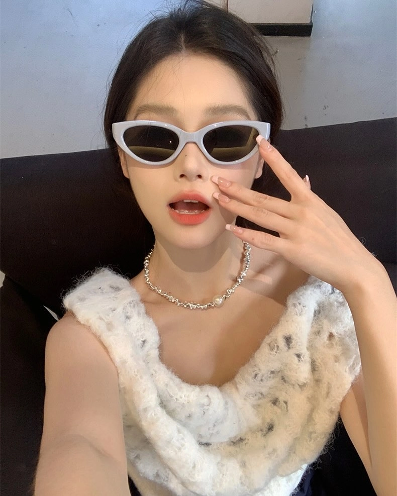 Ảnh gái dễ thương đeo kính trong veo như nắng sớm