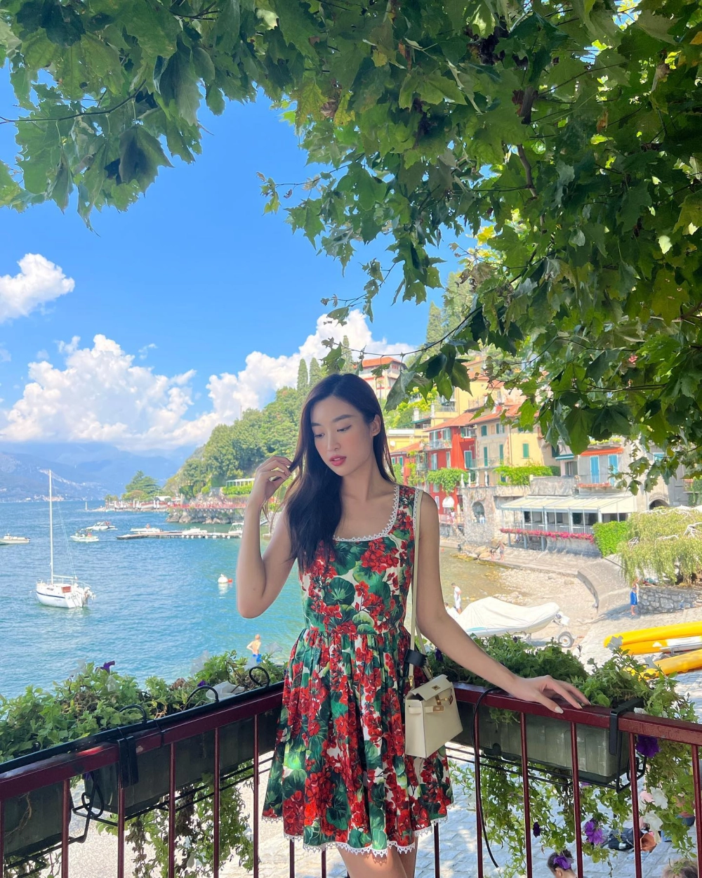 Hoa Hậu Đỗ Mỹ Linh rực rỡ và thu hút mọi ánh nhìn