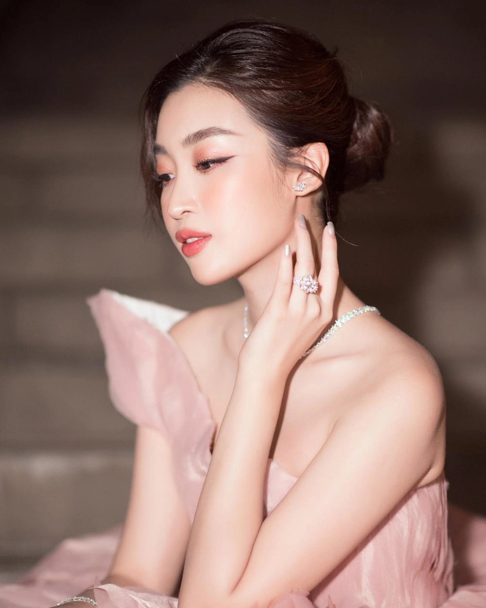 Hoa hậu Đỗ Thùy Linh rực rỡ và thu hút ánh nhìn