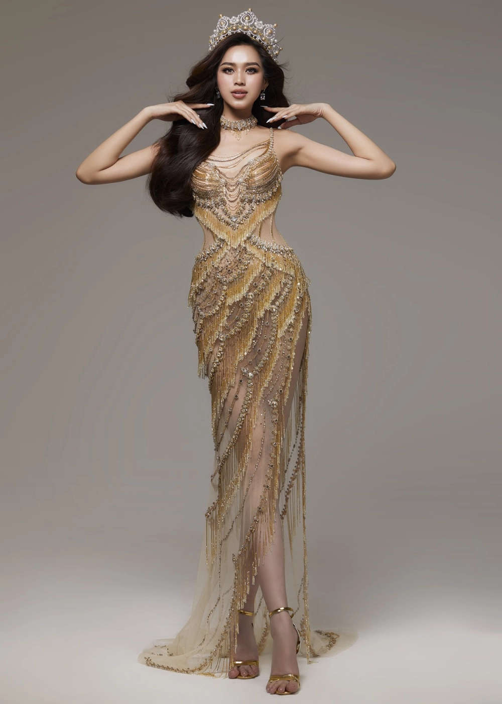 Hình ảnh hoa hậu Đỗ Thị Hà và phong cách thời trang ngày càng thăng hạng