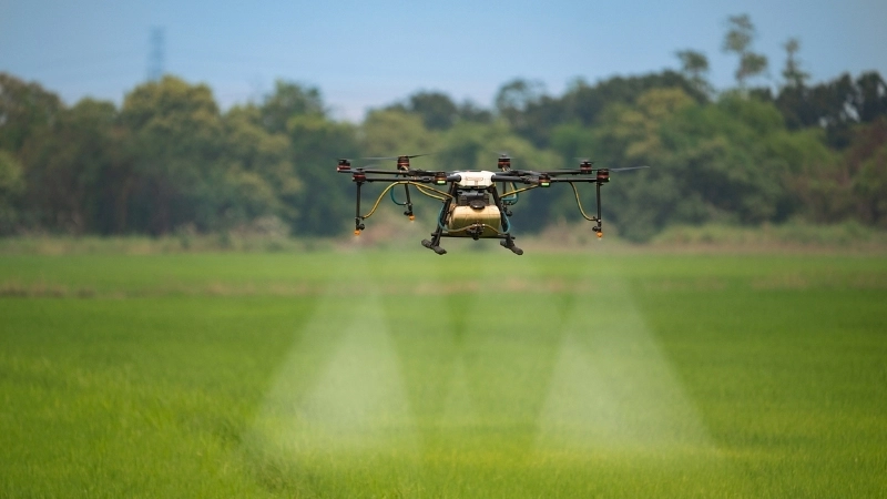  Drone giám sát và phun thuốc trong mô hình nông nghiệp công nghệ cao