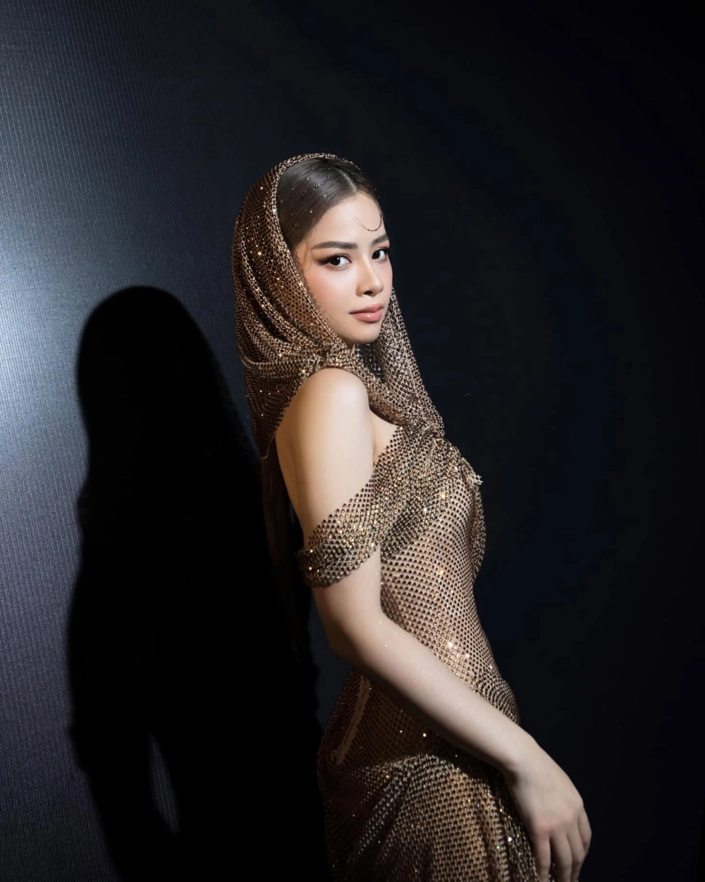 Dương Hoàng Yến Tay trái chỉ trăng màn trình diễn khoe giọng hát đầy nội lực